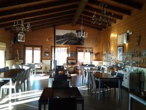 Hinojosas de Calatrava山谷酒店的餐厅拥有木墙和桌椅
