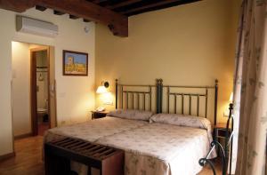 塞哥维亚穆德哈尔之家水疗酒店的一间卧室,卧室内配有一张大床
