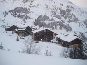 奥瑞斯résidence le bois gentil的山上雪地中的滑雪小屋