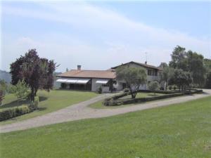苏塞加纳Country House Accommodation on Dreamway Path - Colfosco di Susegana TV, Veneto, Italy的通往院子的房屋