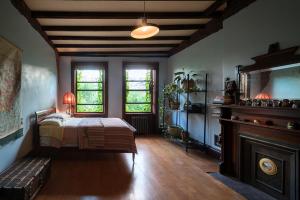 纽约哈林福罗普小屋酒店的一间卧室配有一张床和一个壁炉