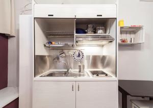 博洛尼亚AbitaRoom Wine Mini-Flat的一间带水槽和冰箱的小厨房
