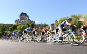 魁北克市Auberge Jeunesse La Belle Planete Backpackers Hostel的一群人骑着自行车沿着街道走