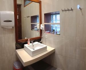 Tomohon高地自然之旅度假酒店 的浴室设有白色水槽和镜子