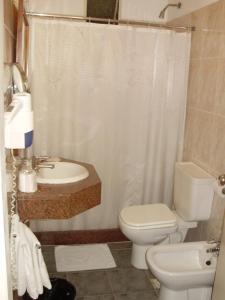 蒙得维的亚克利酒店的浴室配有白色卫生间和盥洗盆。