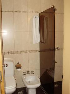 蒙得维的亚克利酒店的一间带卫生间和水槽的小浴室