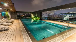 新加坡明古连30酒店的建筑物屋顶上的游泳池
