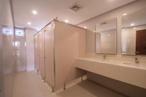 长滩岛肖尔泰姆多米特尔旅舍的浴室设有2个水槽和镜子