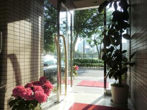 东京公园大道酒店的门廊上开有粉红色花朵的玻璃门