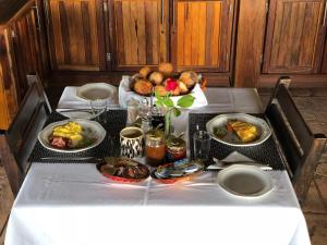 奥乔Sophienhof Lodge的一张桌子,上面放着几盘食物
