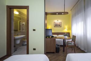 博洛尼亚诺弗德尔珀特酒店的客房设有带电脑的书桌和浴室。