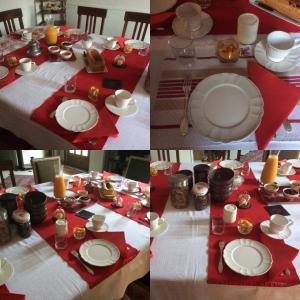 索米尔鲁卡塞利尔住宿加早餐酒店的红色和白色板子及蜡烛的桌子