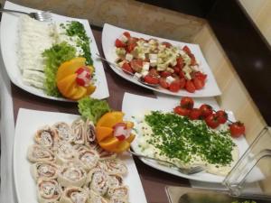 克雷尼察加博莱克旅馆的一张桌子上放着三盘食物