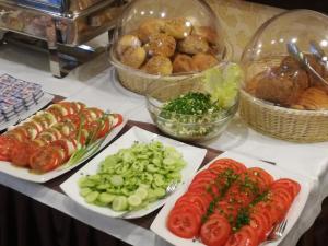 克雷尼察加博莱克旅馆的餐桌,带蔬菜和其他食物的盘子