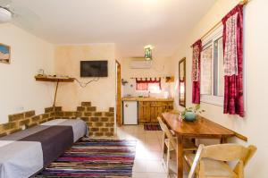 H̱aẕeva斯维里穆巴米德巴尔沙漠路线客栈的一间卧室配有一张床铺和一张桌子,还设有一间厨房