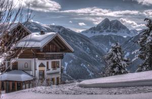 卢松Herol - my mountain retreat的山上的房子,上面有雪