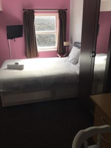 克莱克西顿Gateway Lodge的一间小卧室,配有床和窗户