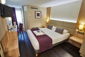 博讷博纳基里亚德酒店的一间酒店客房,配有一张床和一台电视
