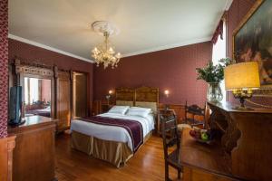 威尼斯尼科洛浦瑞里酒店的酒店客房,配有一张床和吊灯