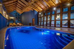 科希策班库夫科希策酒店的一座带天花板的房屋内的大型游泳池