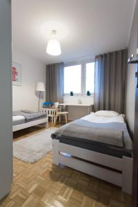 托伦Nest Arena Toruń的卧室配有一张床、一张书桌和窗户。