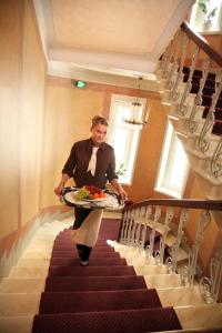 瓦萨阿斯特酒店的走下楼梯,带上一盘食物的人