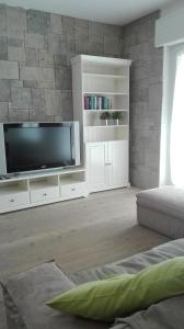 阿科Appartamento caneve的客厅设有壁挂式平面电视。