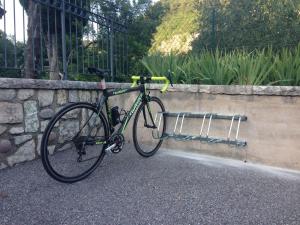 阿科Appartamento Il Soffio的一辆自行车停在石墙旁边