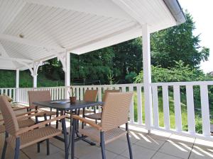 奥斯赛拜-塞林Villa Li - Penthouse - F546的白色天篷下的庭院配有桌椅