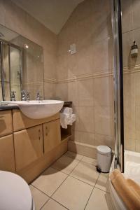 温德米尔避风港酒店的一间带水槽和淋浴的浴室