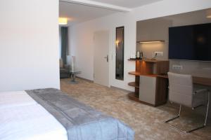 巴德茨维什安彼得森酒店 的配有一张床和一台平面电视的酒店客房