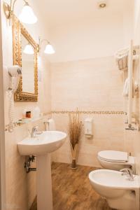 罗马潘泰翁旅馆的一间带水槽、卫生间和镜子的浴室