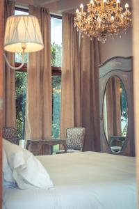 索列尔芬卡卡斯桑特酒店的一间卧室配有一张床、镜子和吊灯