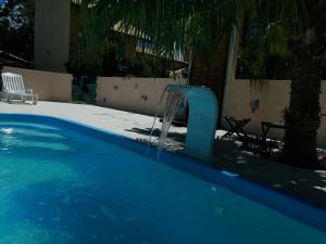 弗洛里亚诺波利斯Pousada Santa Genoveva campeche的蓝色的游泳池,设有喷泉
