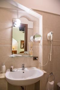 吉泽里亚帕尔梅德酒店的一间带水槽和镜子的浴室