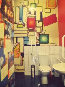 贝尔法斯特Vagabonds Hostel的一间带卫生间和水槽的浴室