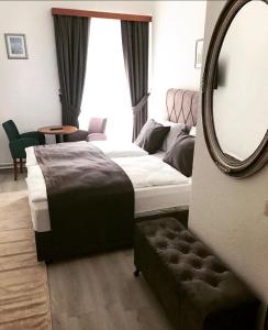 梅尔克巴本贝格旅馆的一间卧室配有一张床和一面大镜子