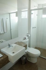 贝洛奥里藏特营帕埃克斯颇敏纳斯公寓的白色的浴室设有水槽和卫生间。