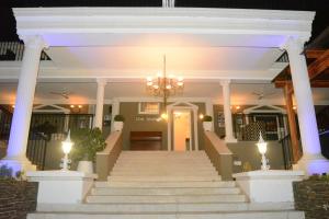 德班伊马克霍斯尼精品会议酒店的一座带楼梯和吊灯的建筑