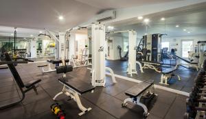 圣约翰斯Galley Bay Resort & Spa - All Inclusive - Adults Only的健身房设有数台跑步机和机器