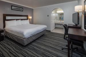红木城红木溪汽车旅馆的酒店客房配有一张床、一张书桌和一台电脑