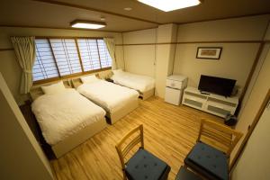 洲本市城市海月酒店的小房间设有两张床和电视
