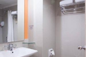 雅加达阿卡迪亚曼加杜亚酒店的一间带水槽和镜子的浴室