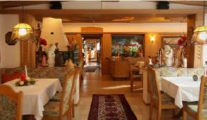 布伦纳山口附近马特赖斯托尔茨酒店的一间带桌椅的餐厅和一间用餐室