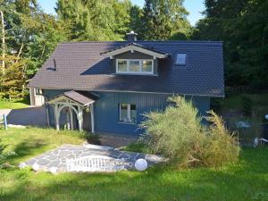 奥斯赛拜-塞林Blaues Strandhaus Sellin的一间蓝色的小房子,有 ⁇ 帽屋顶