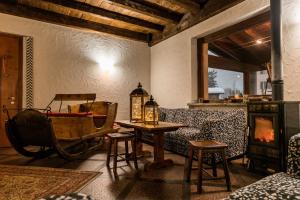 博尔米奥瓦莱切塔酒店的带沙发、桌子和壁炉的客厅