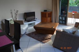 帕皮提"Hanikea" Quiet & Pool Home的客厅配有咖啡桌和电视