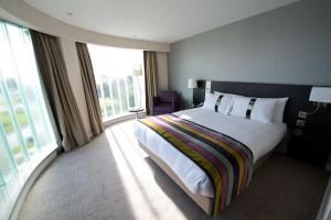 滨海绍森德绍森德假日酒店的酒店客房设有一张床和一个大窗户