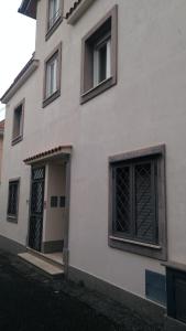 冈多菲堡La Casa dei Gelsi的白色的建筑,设有门和两扇窗户