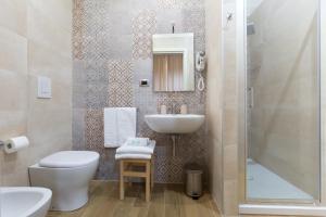 那不勒斯Musto Suites & Rooms的浴室配有卫生间、盥洗盆和淋浴。